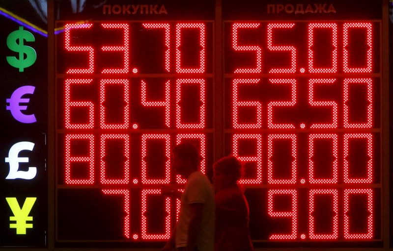 &copy; Reuters.  Рубль продолжает снижаться, на мировые рынки давит неопределенность
