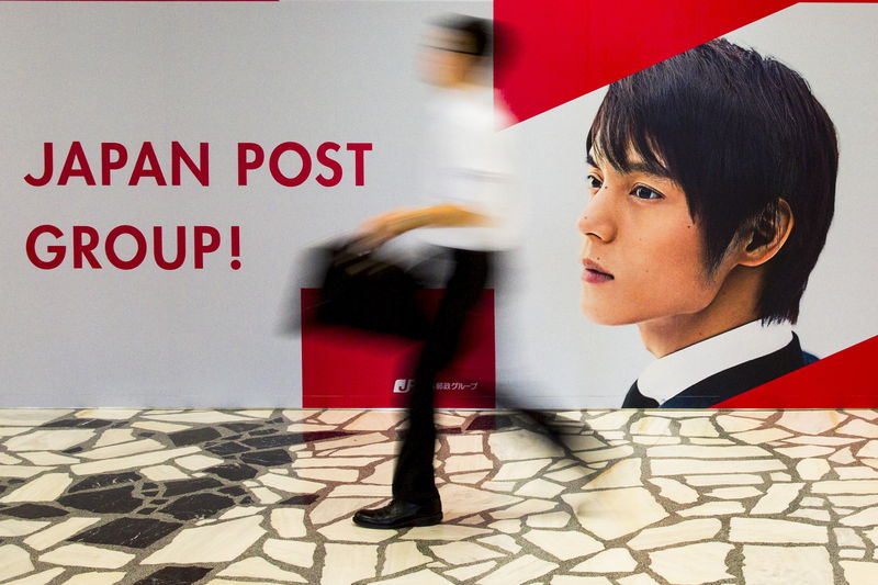 &copy; Reuters.  Japan Post cierra con fuertes subidas su primera jornada en la Bolsa de Tokio
