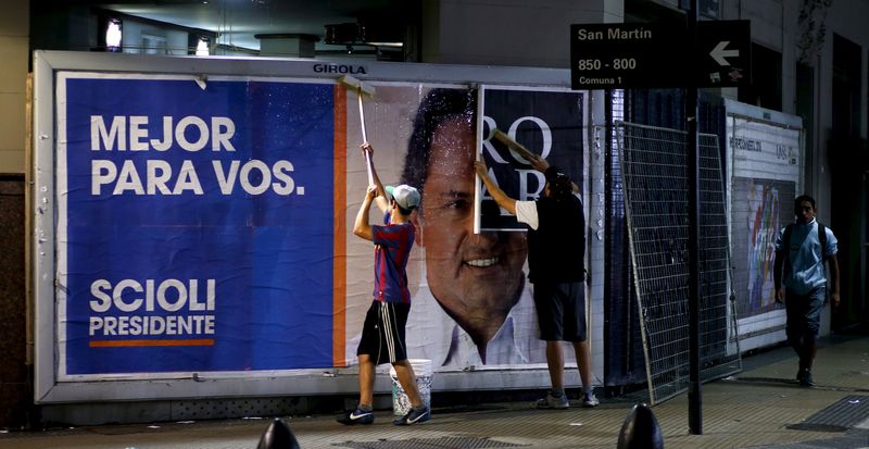&copy; Reuters.  Massa aparece à frente com 30,7% dos votos em disputa na Argentina