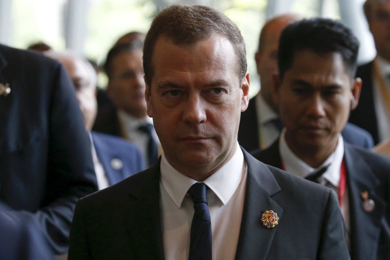 &copy; Reuters.  Медведев пригрозил нефтяникам пошлинами на топливо