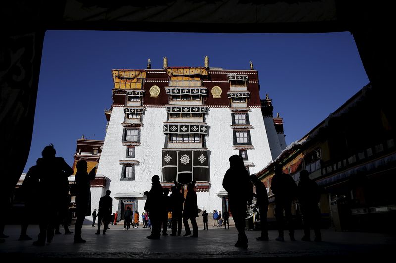 &copy; Reuters.  तिब्बत ने यात्रियों और कार्गो के लिए चार भूमि बंदरगाह खोले
