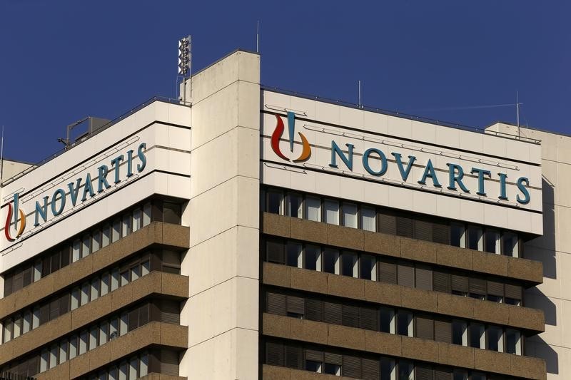 &copy; Reuters.  Las bolsas europeas caen arrastradas por Novartis y BASF