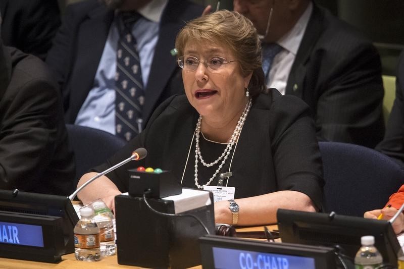 &copy; Reuters.  Bachelet celebra crecimiento económico en Chile que es "mejor de lo esperado"