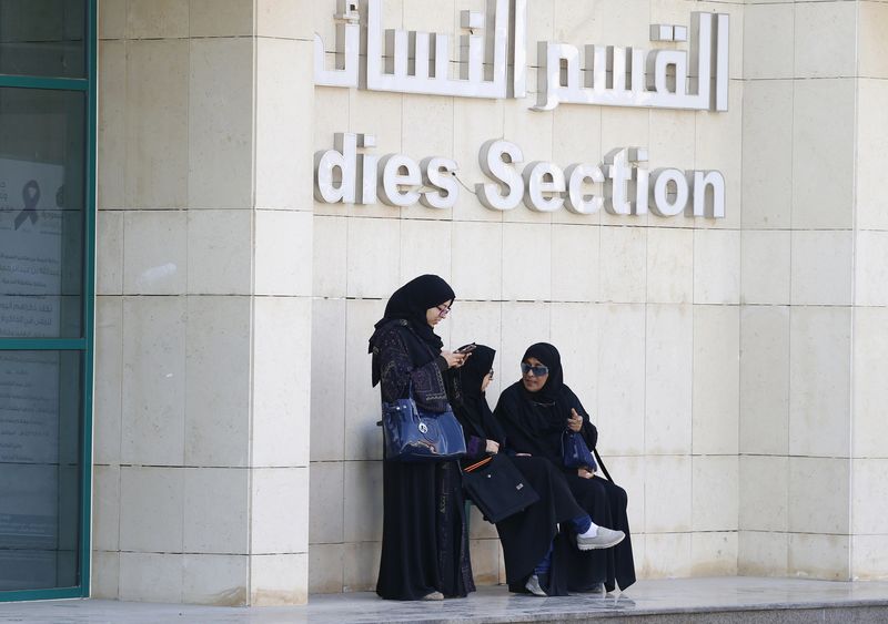 &copy; Reuters.  سعوديات عاملات بالمحال النسائية يشتكين ضعف الراتب والمواصلات