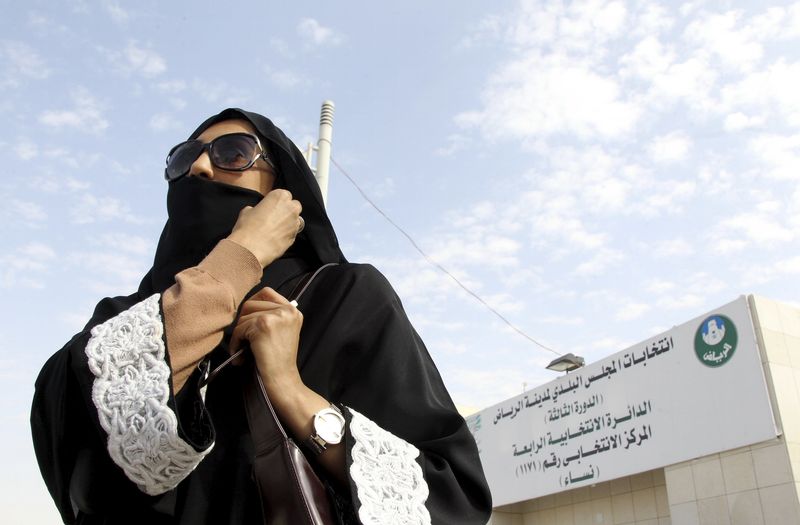 &copy; Reuters.  Mulheres sauditas chegam às ruas e estradas com o fim da proibição para dirigir