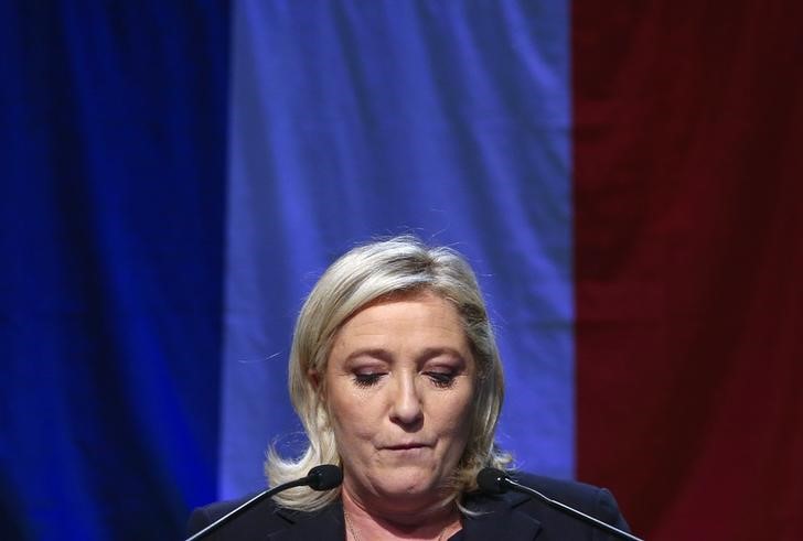 &copy; Reuters.  Le Pen diz que bancos não vão deixar França se França deixar o euro