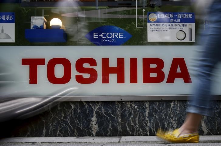 &copy; Reuters.  Los accionistas de Toshiba aprueban la venta de acciones restantes para completar su OPA