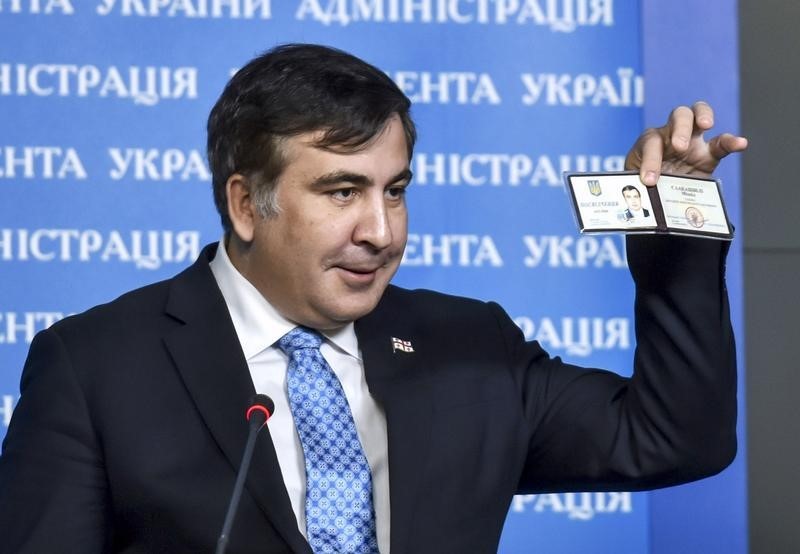 © Reuters. Михаил Саакашвили и его сторонники у пункта пропуска на границе с Польшей в украинском поселке Краковец