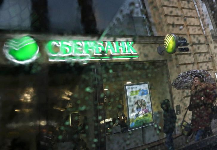 &copy; Reuters.   Сбербанк снизил ставки по вкладам в рублях и валюте