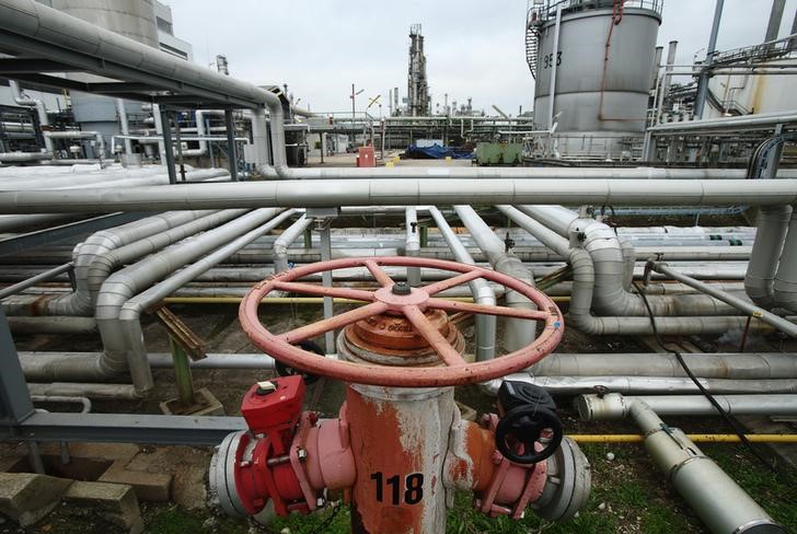 Giá dầu tăng khi lo ngại về Omicron giảm xuống