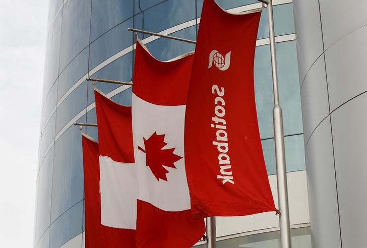 &copy; Reuters.  UPDATE 2-Scotiabank warns of more bad loans in oil and gas sector