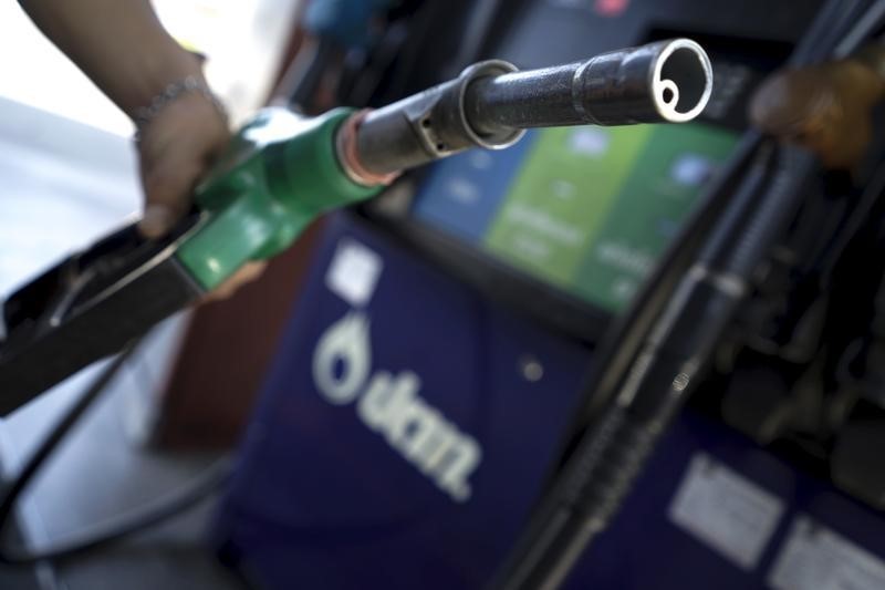Oil up 4% on Week Heading into '$3-Per-Gallon Memorial Day'