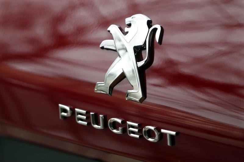 © Reuters. FILE PHOTO: The logos of car manufacturers Fiat and Peugeot are seen in front of dealerships of the companies in Saint-Nazaire