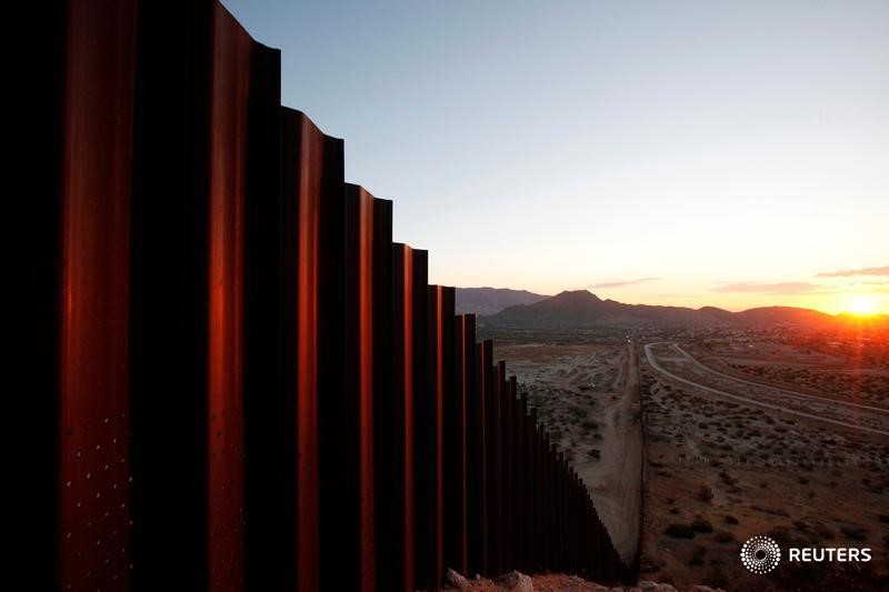 &copy; Reuters.  Tambaleante tras la amenaza arancelaria, México inicia conversaciones sobre inmigración en Washington