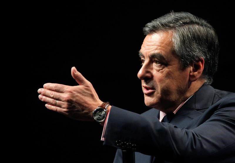 &copy; Reuters.  FOREX-Dólar recua de máximos, euro aprecia com vitória Fillon