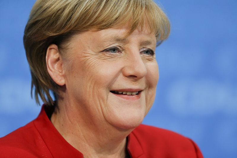 &copy; Reuters.  Merkel promete ajudar Macron a combater desemprego