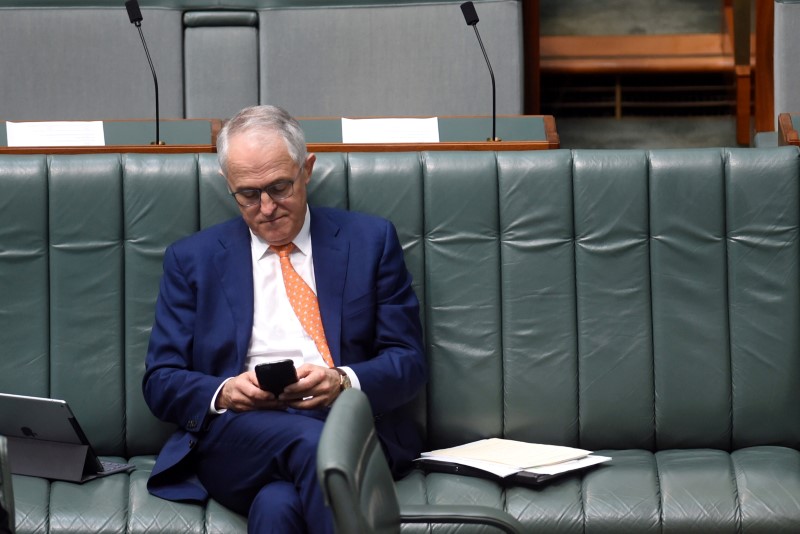 &copy; Reuters.  Australian PM's popularity slumps as government fractures emerge