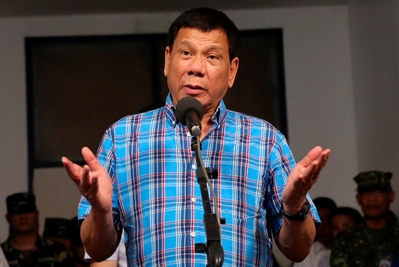 &copy; Reuters.  Philippines&#39; Duterte tells troubled media conglomerate owners to sell out
