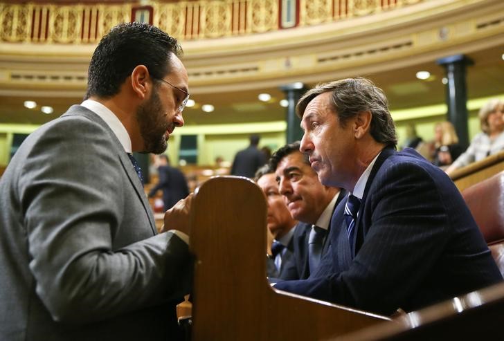 &copy; Reuters.  Oposición critica subida de impuestos, que saldrá adelante con apoyo del PSOE