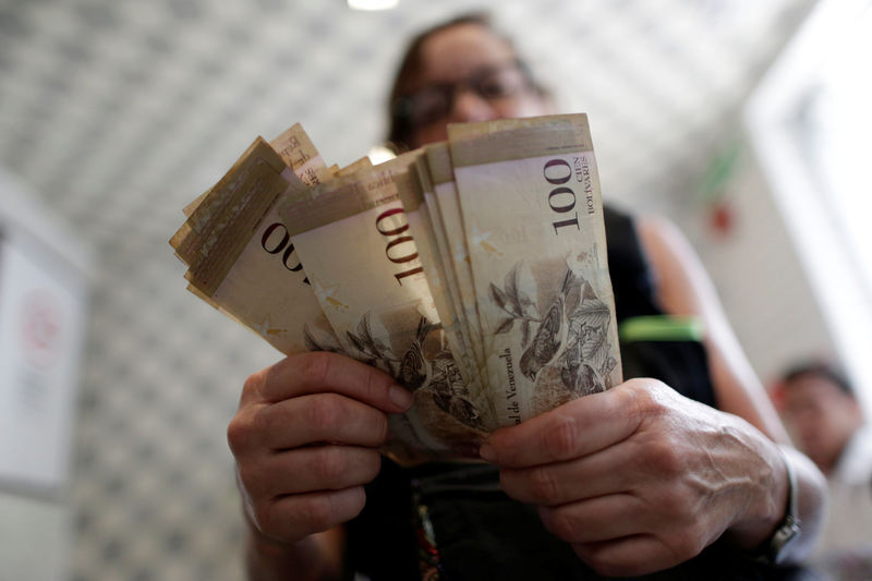 &copy; Reuters.  Venezuela oficializa la suspensión de billetes durante las próximas 72 horas