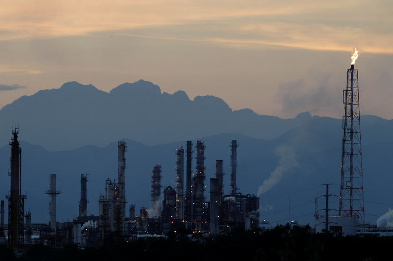 © Reuters. México para varias refinerías por problemas de distribución de combustibles