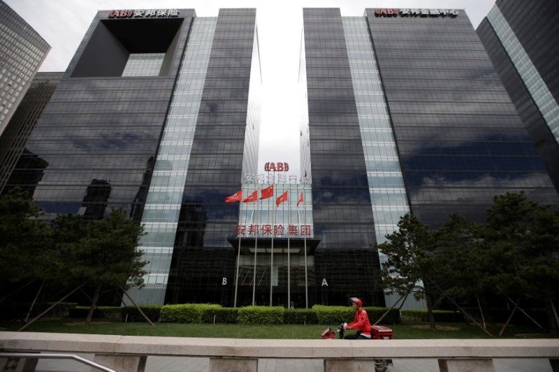 &copy; Reuters.  Even before Anbang chairman detained, some banks halted its products