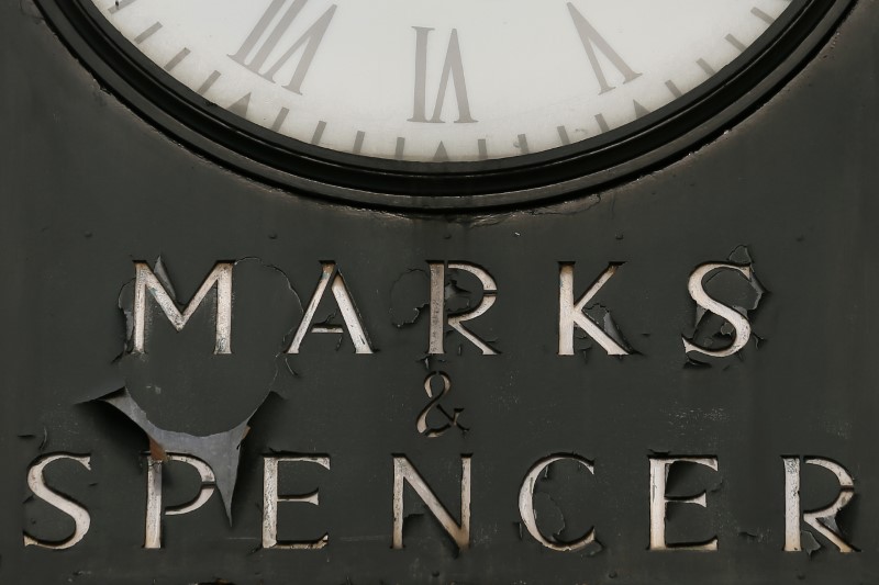 &copy; Reuters.  Годовая прибыль Marks & Spencer сократилась в 2,6 раза