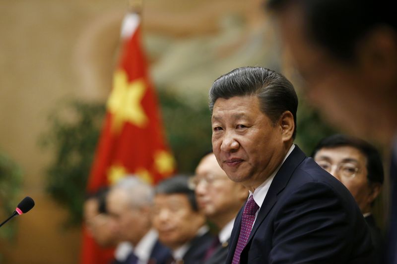 &copy; Reuters.  שי ג'ינפינג נבחר כנשיא סין לחמש שנים נוספות - ועצר על הבמה את קודמו בתפקיד