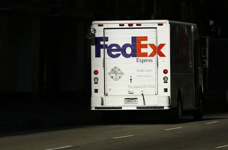Динамика акций в полдень: FedEx, Rivian, Whirlpool растут; Paychex падает