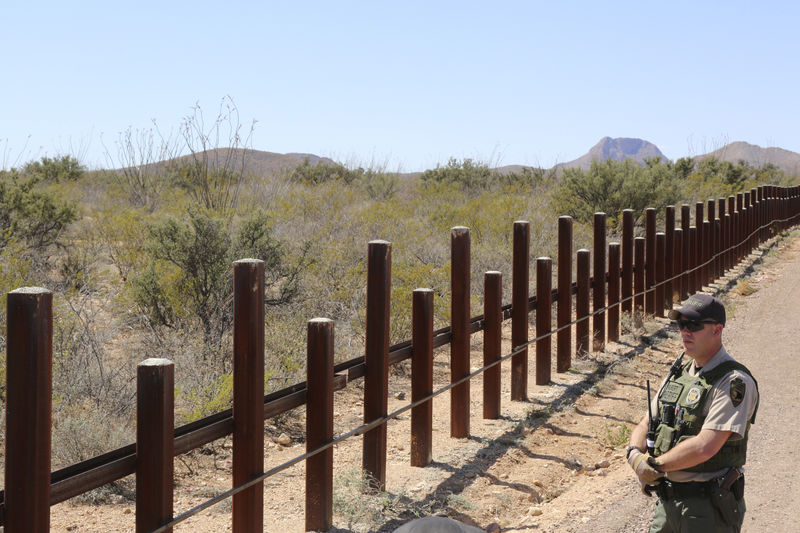 &copy; Reuters.  Trump: Send military to U.S.-Mexico border until wall built