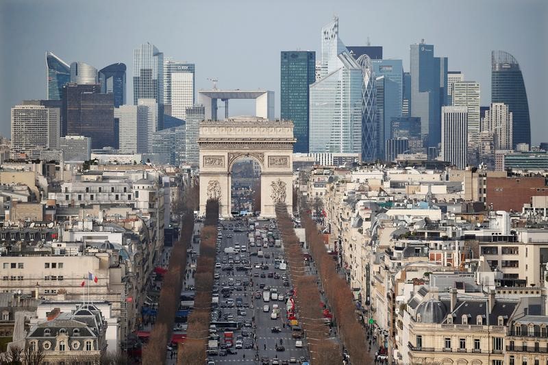 &copy; Reuters.  French bonds slump as Le Pen worries weigh