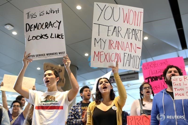 &copy; Reuters.  Milhares protestam em Londres contra veto de Trump a imigrantes