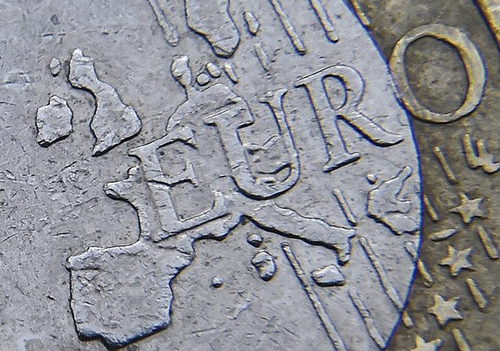 El euro acusa la fortaleza del dólar, compensada por mejores datos en Europa