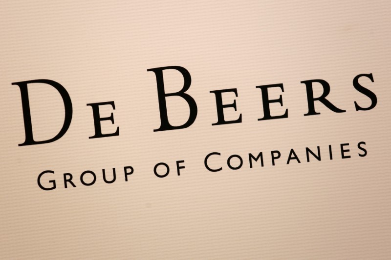 &copy; Reuters.  De Beers в апреле сократила продажи на 8%