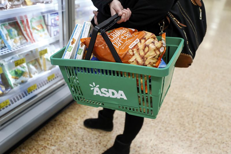&copy; Reuters.  Asda workers fear cold winter despite profits booming, says union