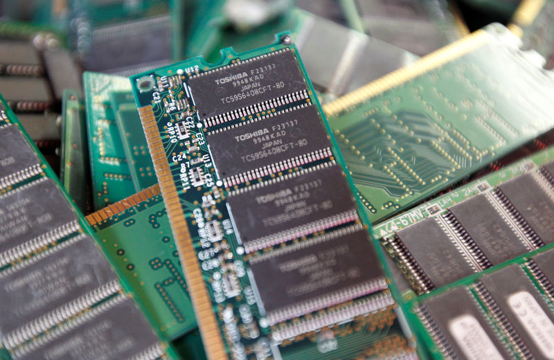 &copy; Reuters.  Foxconn, Apple consortium back into Toshiba chip unit battle