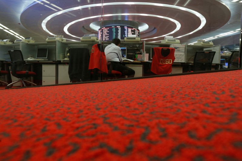 &copy; Reuters.  La Bolsa de Hong Kong rebota un 7,74 % tras ajuste de cuarentenas en China