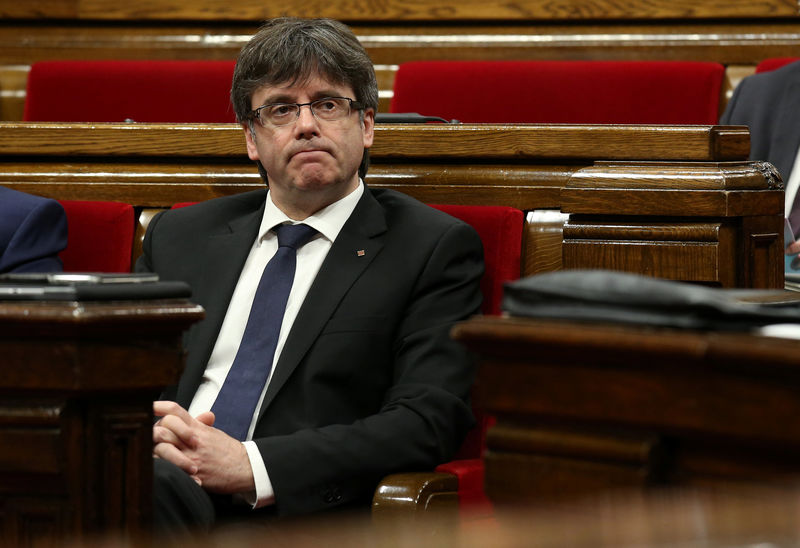&copy; Reuters.  El Gobierno pide a Puigdemont que cambie el referéndum por unas autonómicas