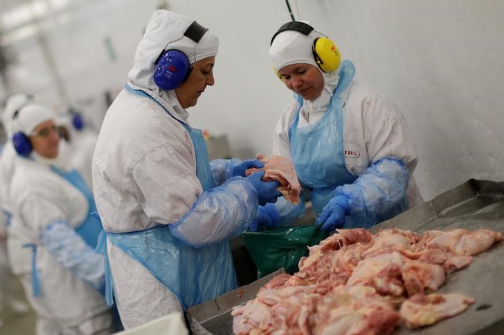 &copy; Reuters.  JBS, BRF caem com Finlândia sugerindo banir carne brasileira em defesa da Amazônia