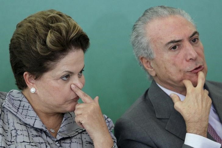 © Reuters. Ex-presidente Dilma Rousseff e presidente Michel Temer em cerimônia no Palácio do Planalto em novembro de 2015, quando o peemedebista era vice-presidente