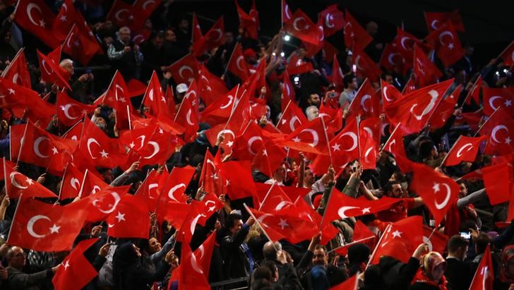 عاجل: الليرة التركية تسقط دون الـ 17 وتقترب من القاع التاريخي