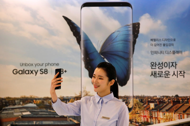 Samsung Electronics to compensate ill workers at plants after mediator's proposal