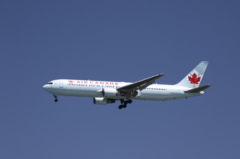&copy; Reuters.  UPDATE 3-Air Canada bids for tour operator Transat, regulatory hurdles seen