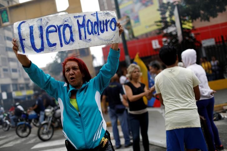 &copy; Reuters.  Centenas de venezuelanos protestam prevendo manipulação de eleição presidencial