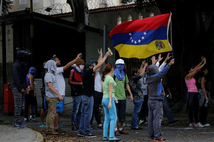 &copy; Reuters.  Venezuela calls creditors to debt restructuring talks