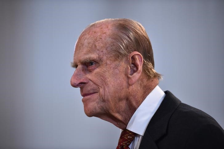&copy; Reuters.  Britain's Prince Philip, 96, drives to horse show, chats with Queen 