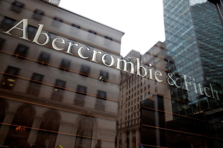 &copy; Reuters.  Abercrombie (ANF) tops expectations for Q4 earnings and revenue, shares down