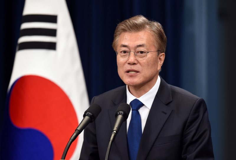 © Reuters. South Korean President Moon Jae-in smiles during Reuters interview in Seoul
