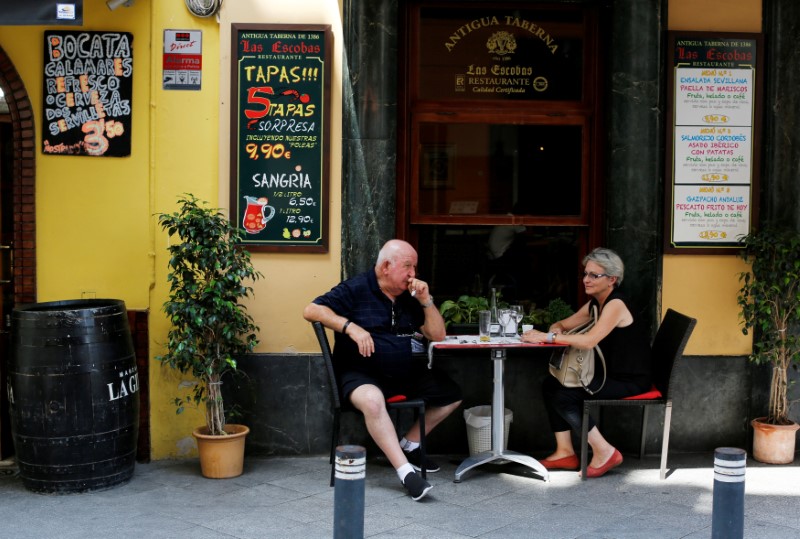 &copy; Reuters.  Continúa el crecimiento del sector servicios en agosto aunque más lento