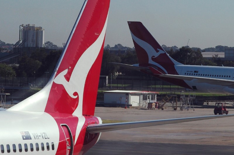 &copy; Reuters.  CORRECTED-UPDATE 2-Qantas Airways expects stronger H2 after fuel prices hit profit